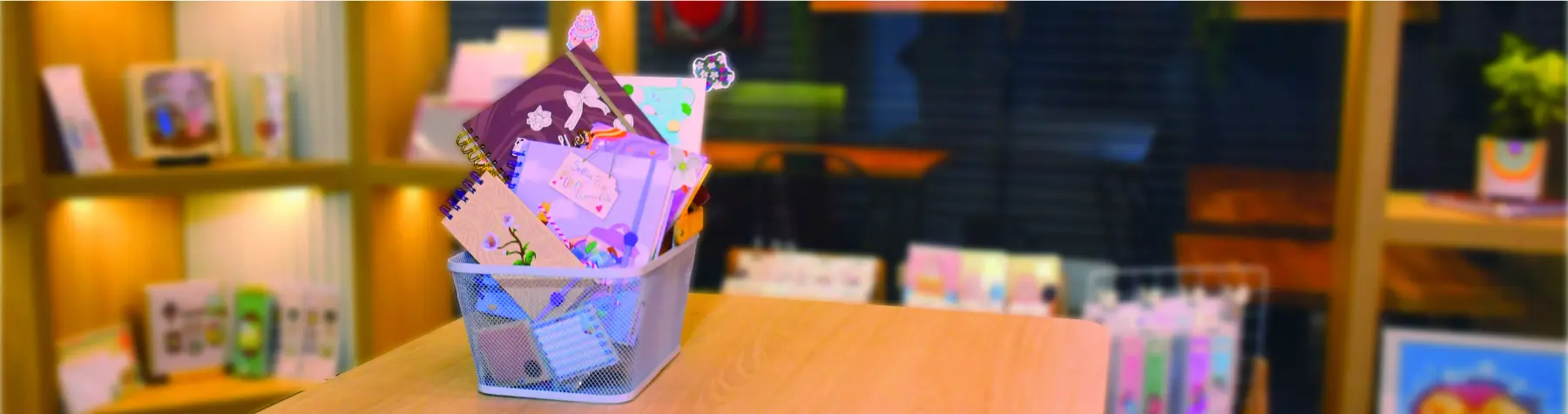 Nueva colección de papelería OLFFY: cuadernos ilustrados y detalles en una tote bag de la marca.