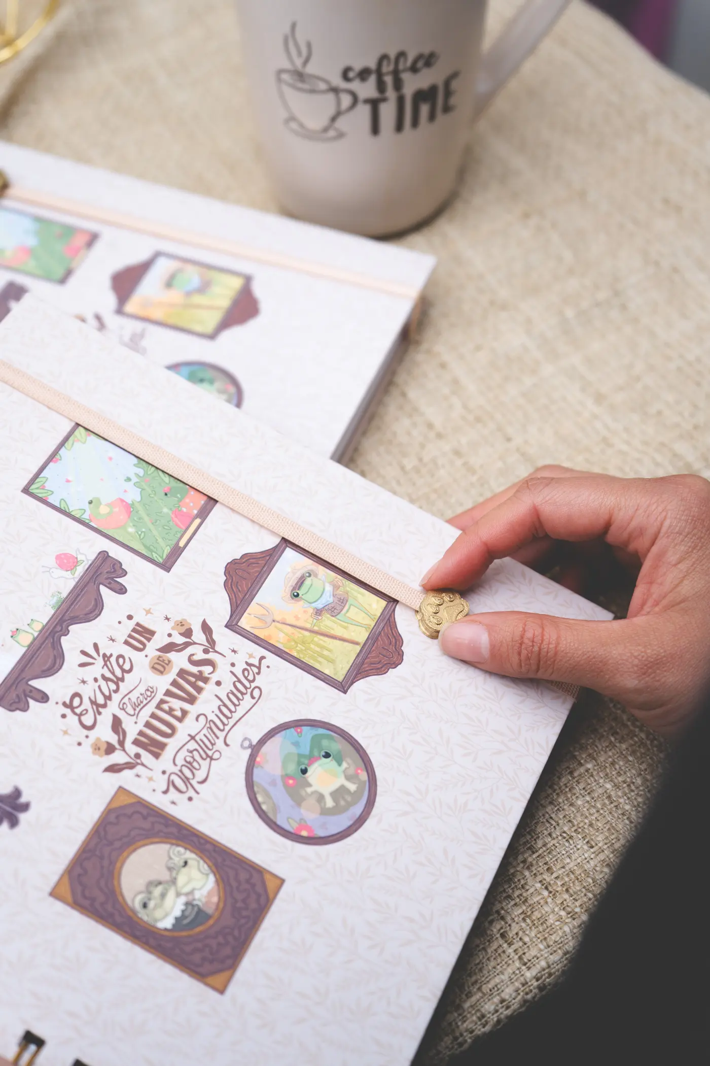 Lámina de stickers ilustrados de ranitas OLFFY junto a una taza de café.